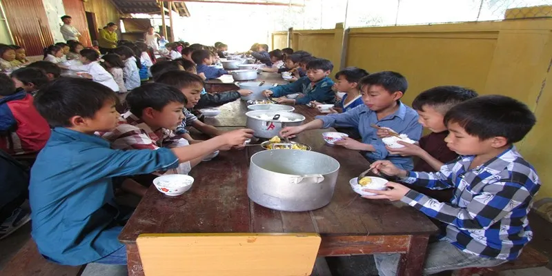 Những bát cơm vùng cao có thịt, niềm hy vọng cho trẻ em nghèo